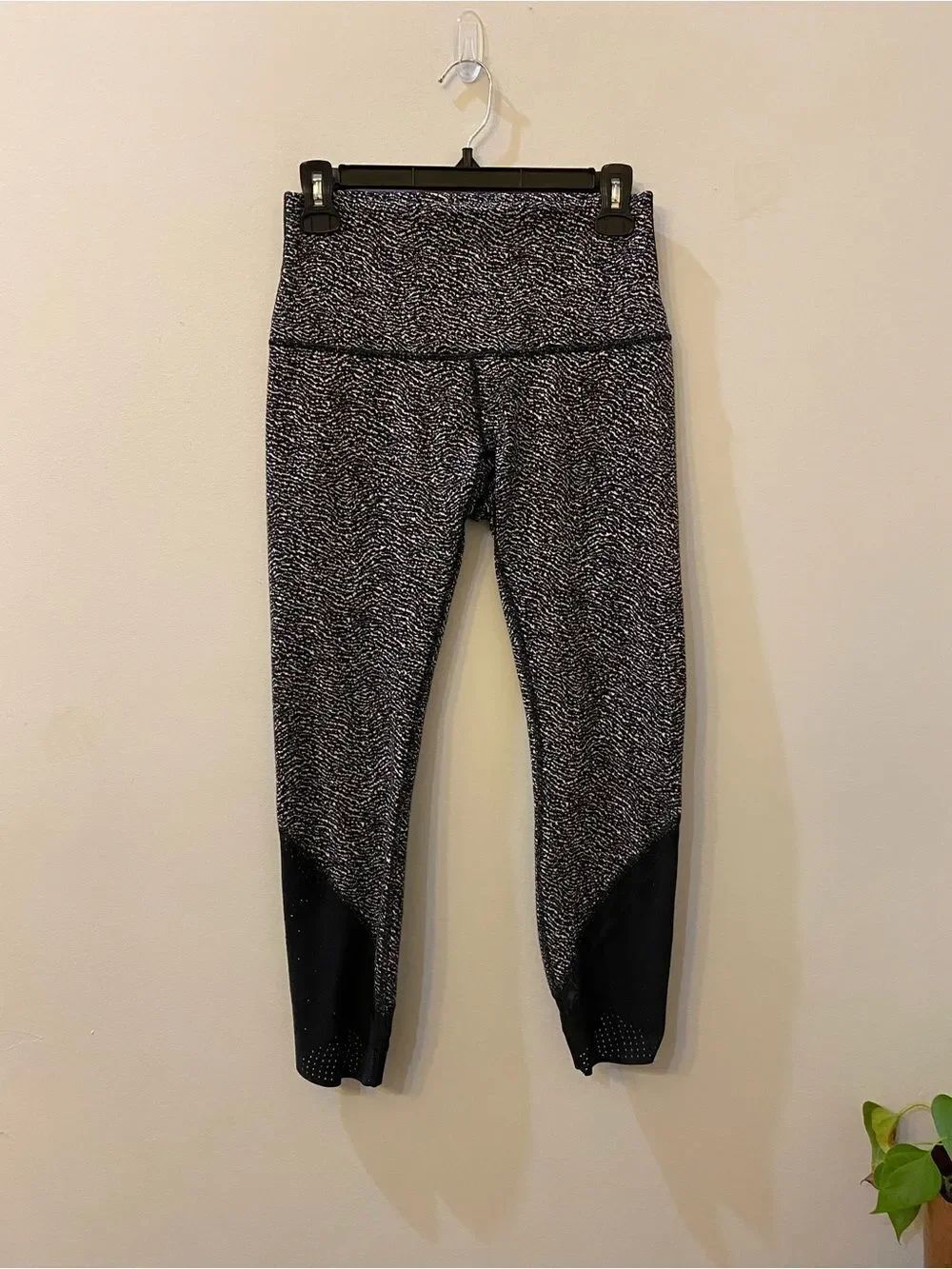 Lululemon Wunder Under Cropped Black and White High Rise Leggings Women’s Size 8